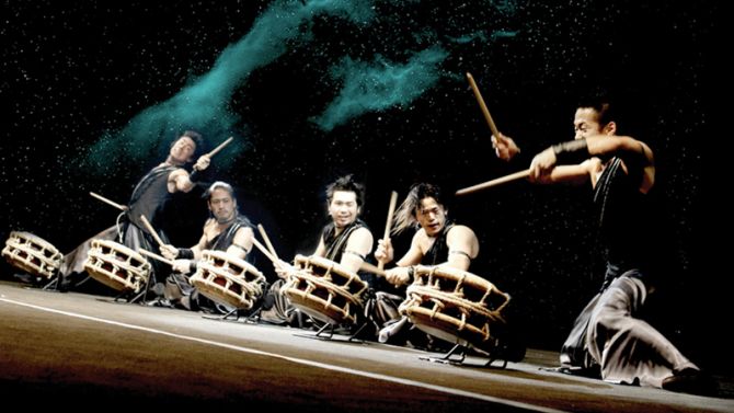 Тайко - представление японских барабанщиков.