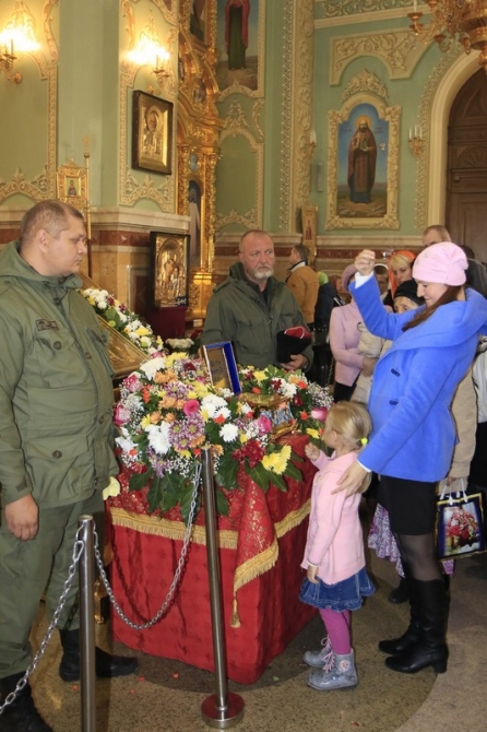 Атаман и товарищ атамана у ковчега с мощами